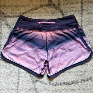 🦄 Lululemon Beachscape Groovy Run Shorts